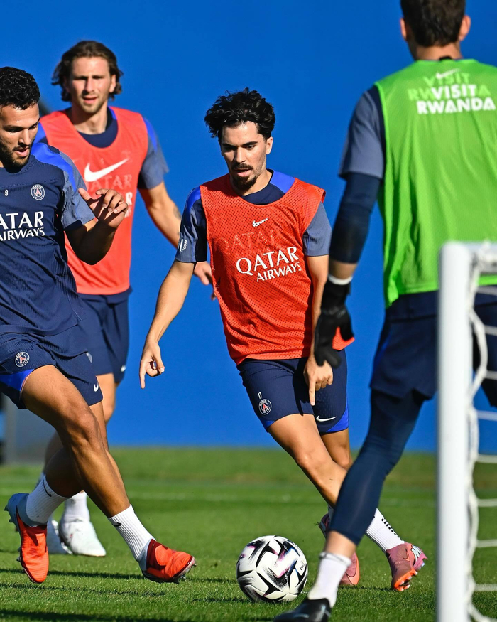 包含巴黎圣日耳曼迎法甲关键赛，清晨防线松动，震撼外界，阵容厚度经受考验的词条